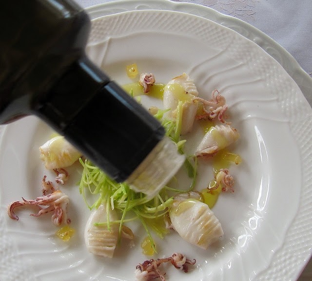 Deliziosi calamaretti scottati con crudo di zucchine acidificate