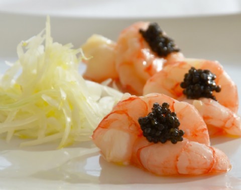 Gamberi di Sanremo marinati al cipollotto con caviale e olio alla vaniglia. Ezio Santin all'Antica Osteria del Ponte di Cassinetta (MI)