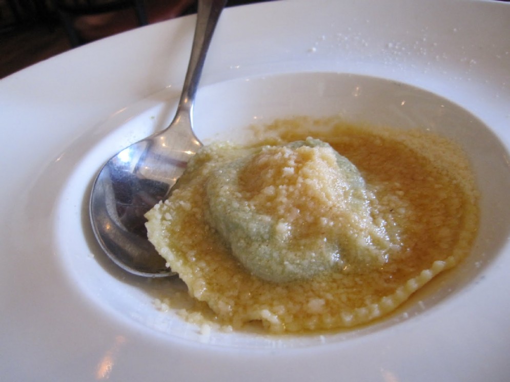 Uovo in raviolo, con o senza tartufo bianco al Sandomenico di Imola. Bergese/Marcattilii
