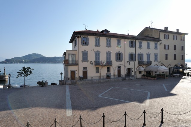L'edificio lungo lago sede storica de La Taverna del Pittore