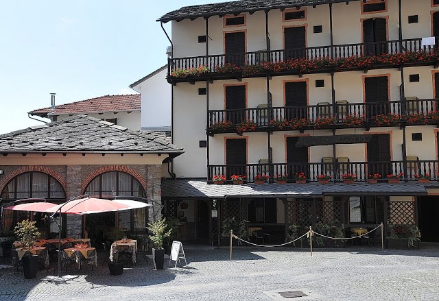 L'esterno dell'Albergo Miniere a Traversella
