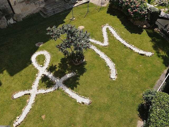 Il logo dell'albergo disegnato nel giardino