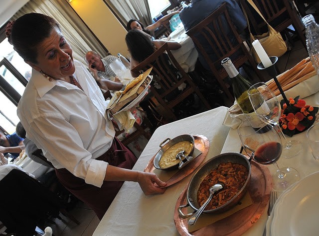La signora Arsini al servizio della polenta concia e della trippa alla contadina, rigorosamente in tegami di rame ...