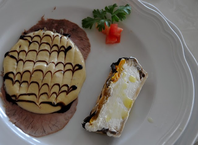 Terrina di caprino con melanzane e peperoni arrostito e vitello tonnato al balsamico