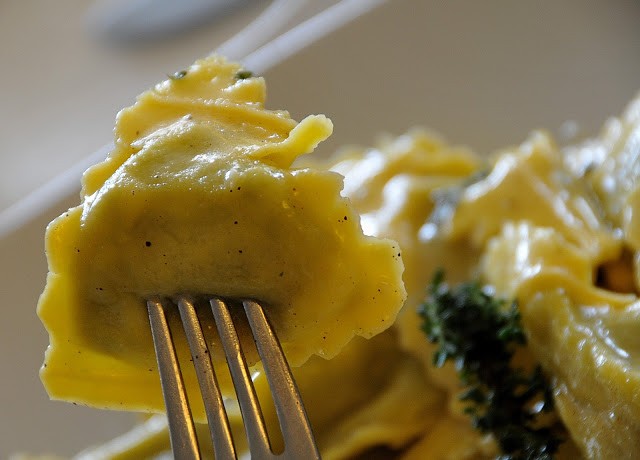 Triangoli di pasta fresca alle erbe spontanee e ricotta