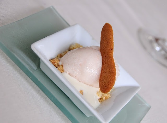 Un pre dessert che ricorda la pesca all'amaretto, in meglio