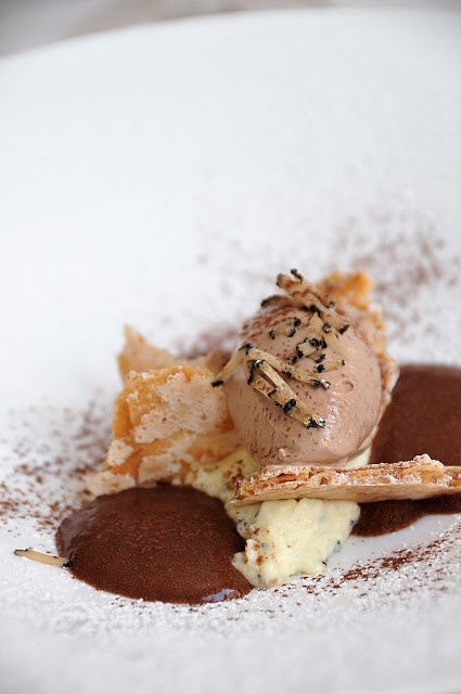 Cioccolato, tartufo nero e croccante di mandorle, epilogo d'alto livello