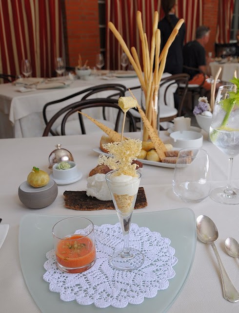 Tanti gli snackda aperitivo, tra cui emergono il cremoso al parmigiano, la panzanella liquida e croccante... tapioca soffiata con salsa tonnata