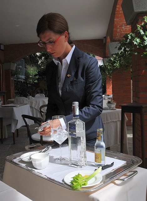 Michela alla preparazione di un gin tonic al sedano ...