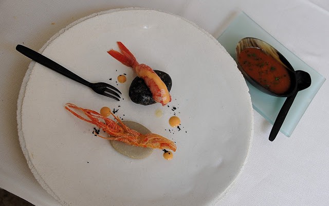 L'assoluto di gamberi: carapace commestibile fritto, coda marinata nella sua salsa rosa e brodetto di teste, come una bisque impropria