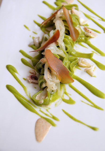 Tagliatelle verdi al verde, con bottarga, calamaro marinato e ...