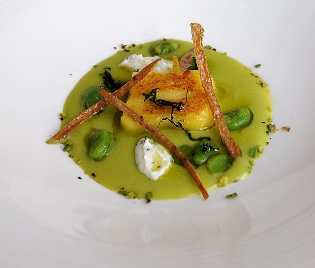 Corposo e appagante : crema di fave, bottoni di patate allo zafferano, ricotta e julienne fritta di bucce di patata