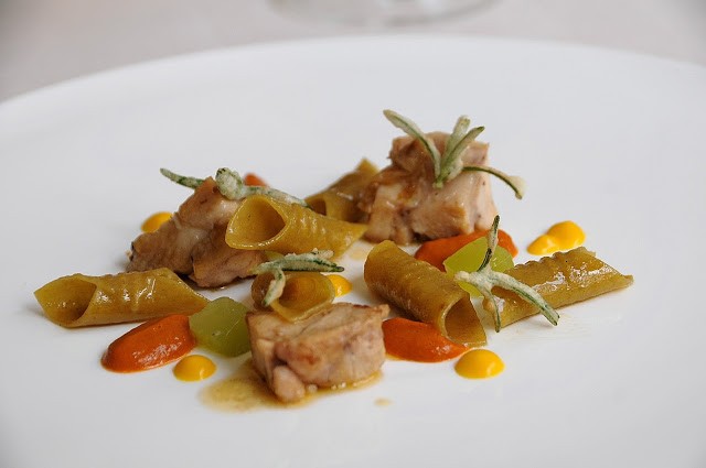 Garganelli fatti in casa con galletto alla cacciatora, gel di sedano e rosmarino fritto