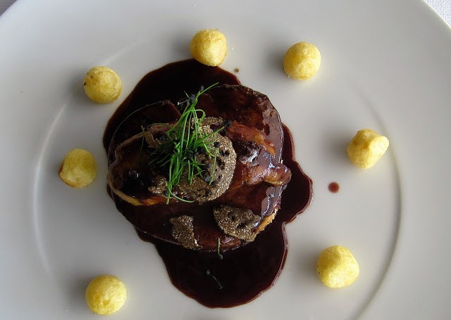 Filetto Rossini, quindi con salsa al vino rosso, foie gras e tartufo nero