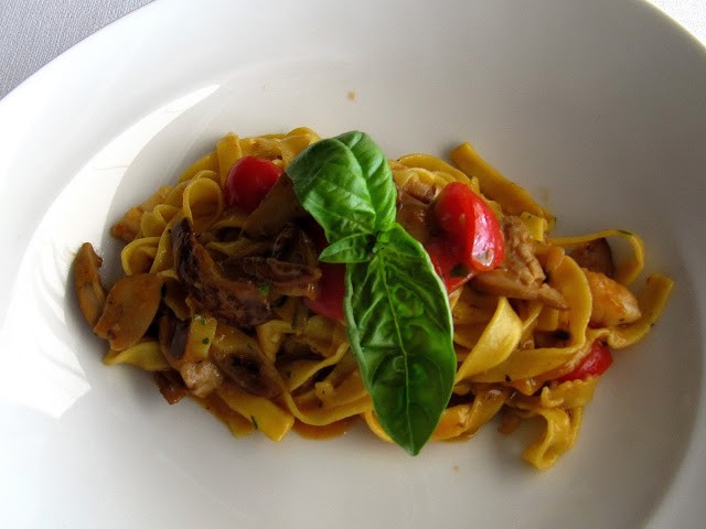 Molto buone anche le tagliatelle con porcini, pescatrice e pomodorini confit