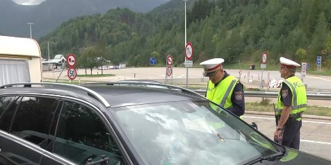 Si pattugliano gli ex valichi (foto Kleine Zeitung)