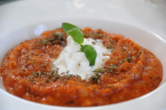 La pappa al pomodoro con burrata di bufala, basilico di Prà e origano
