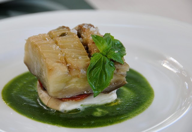 La melanzana candita al miele con pomodori confit, mozzarella affumicata e basilico
