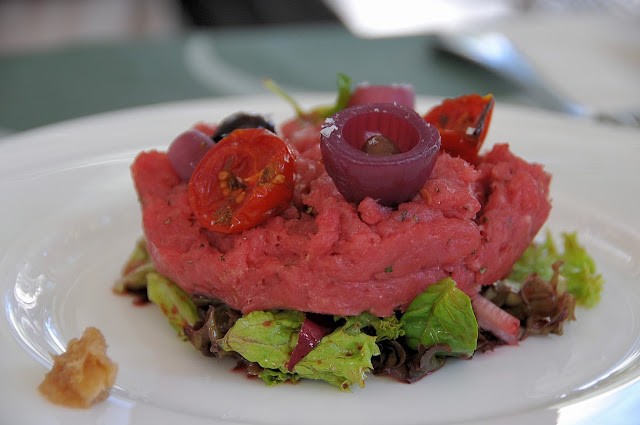Battuta di fassona con stracciatella, insalate all'aceto di lamponi e verdure all'agro