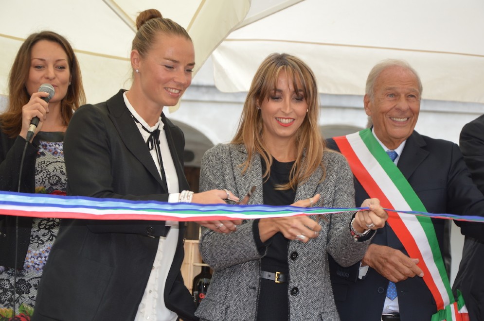 Il taglio del nastro con Tina Maze e Benedetta Parodi
