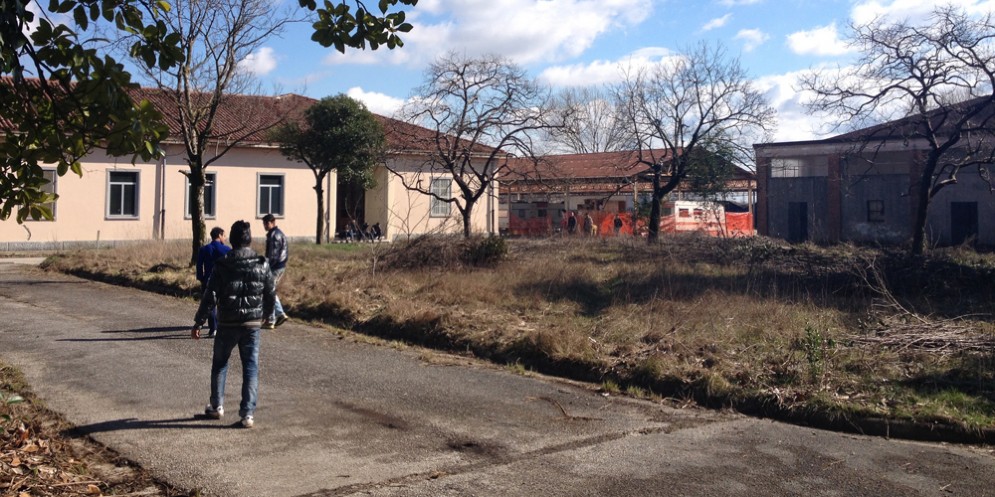 L'interno della caserma Cavarzerani