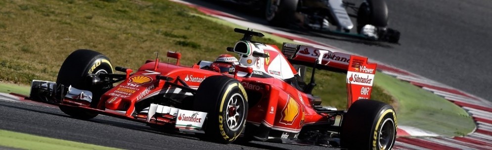 Kimi Raikkonen davanti alla Mercedes in pista