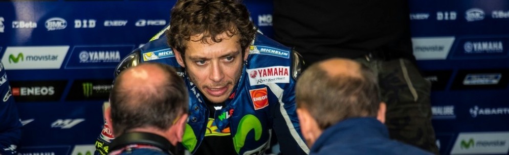 Valentino Rossi nel box della Yamaha
