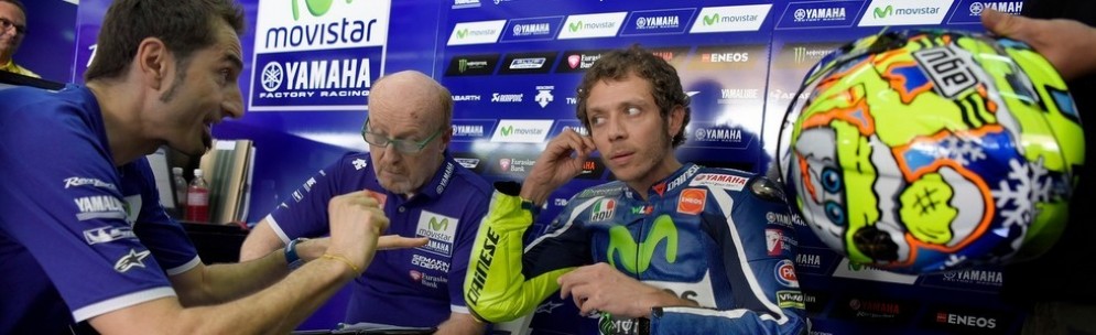 Valentino Rossi con i suoi tecnici ai box