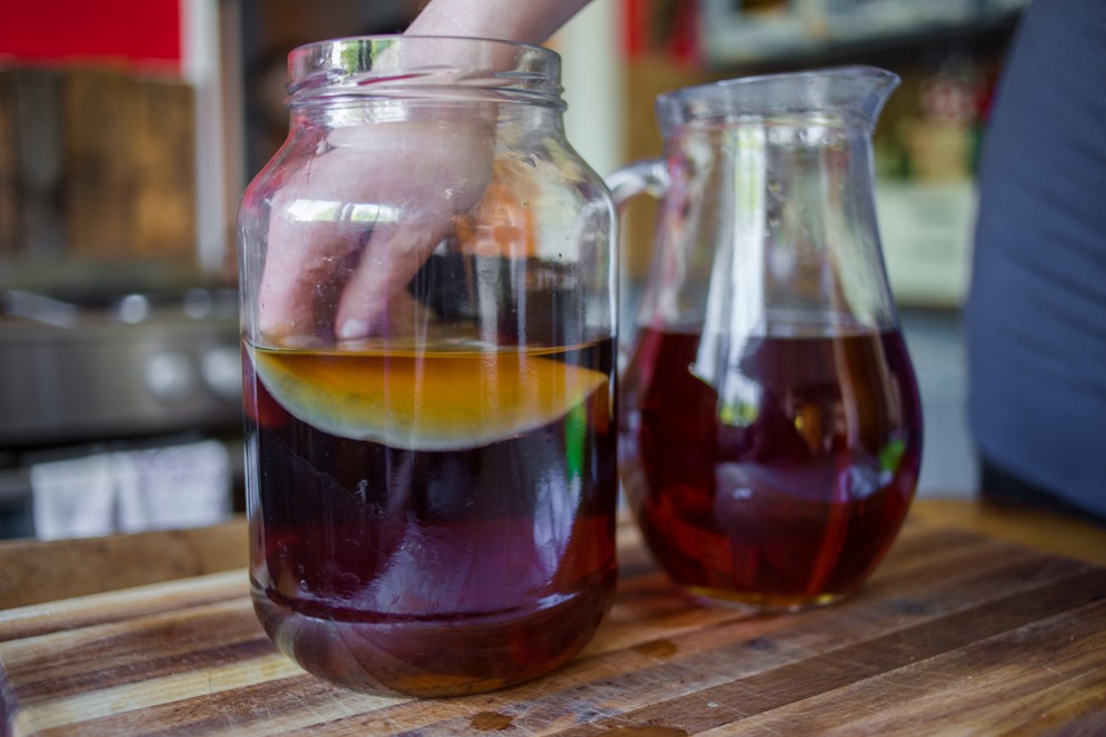 Secondo step: lo SCOBY - Quando è arrivato a temperatura ambiente, aggiungi lo SCOBY
