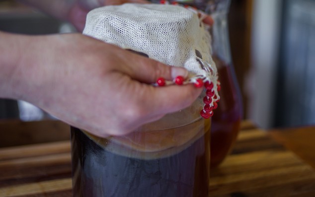 Ultimo Step: mettilo a fermentare - Ultimo step di preparazione del Kombucha: copri la caraffa in vetro e lascialo fermentare a temperatura ambiente