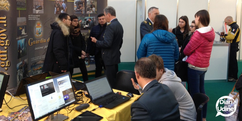 Giovani allo stand della Guardia di Finanza