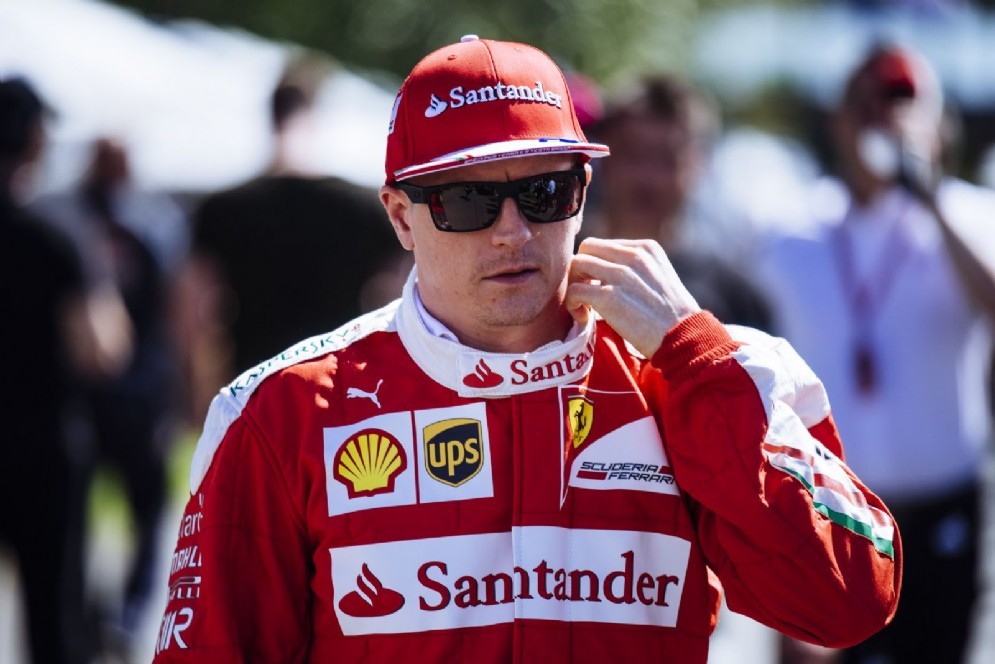 Kimi Raikkonen passeggia nel paddock di Melbourne