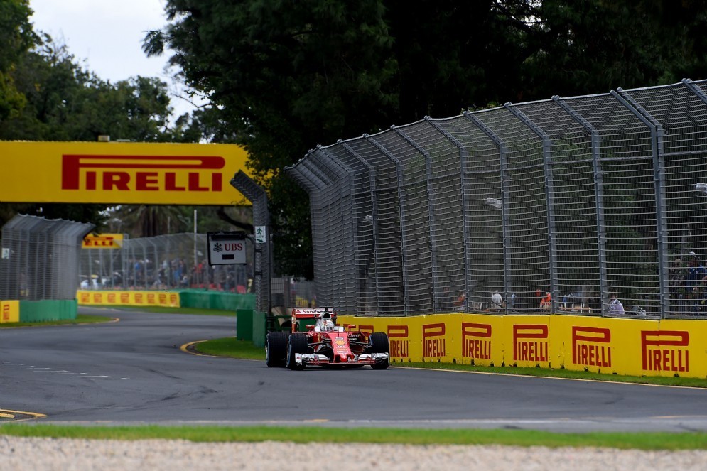 La Ferrari di Sebastian Vettel in pista a Melbourne