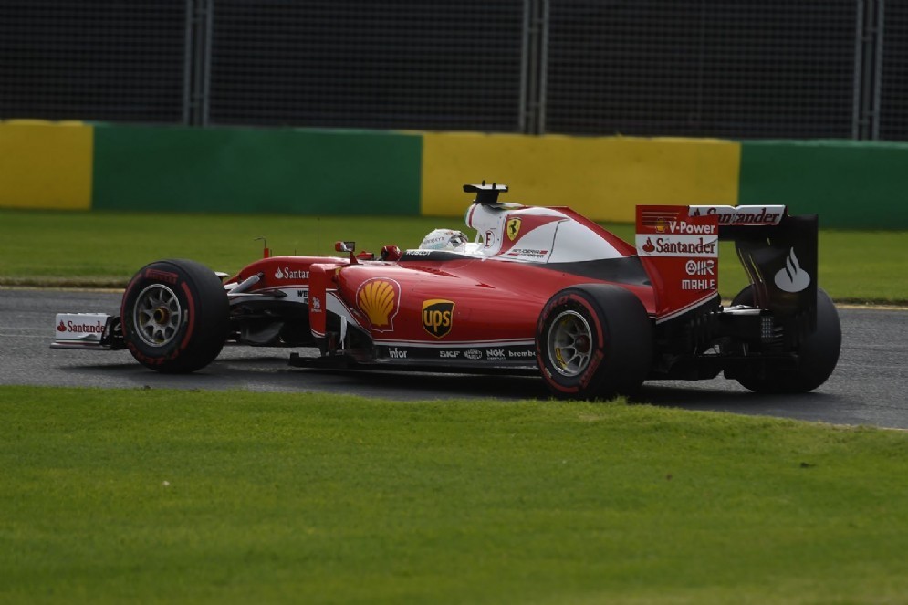 La Ferrari di Sebastian Vettel durante le qualifiche