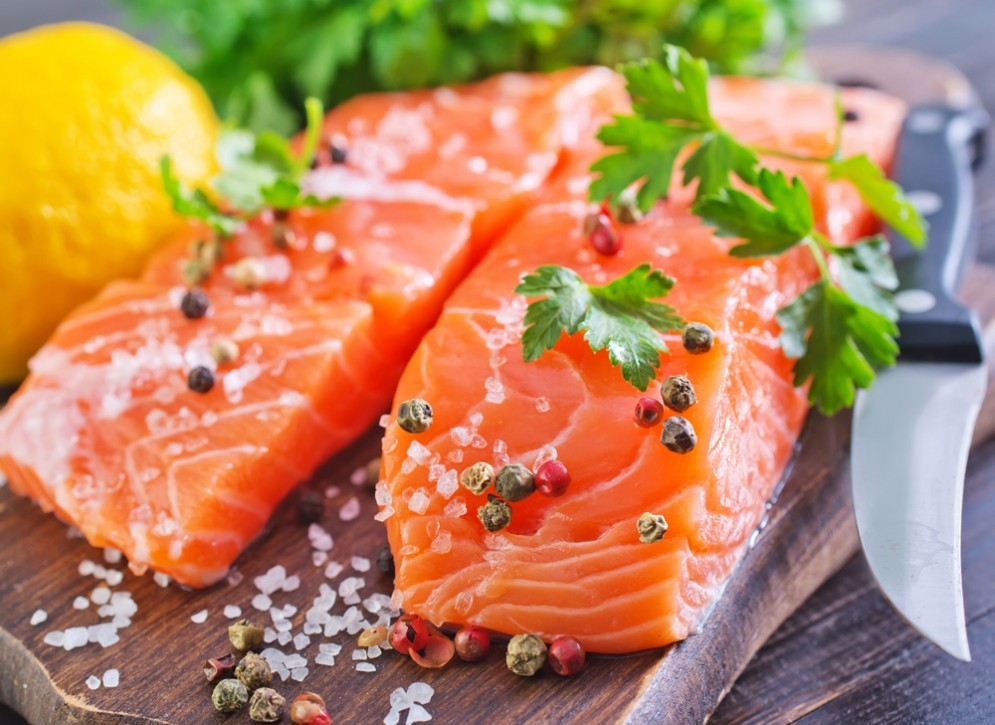Il pesce grasso come il salmone fa bene all'umore