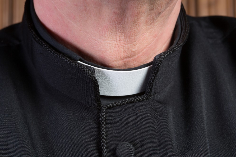 Si travestono da preti per incastrare spacciatori