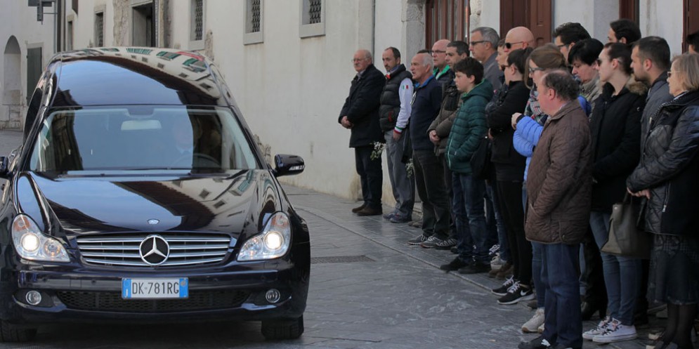 L'arrivo del carro funebre