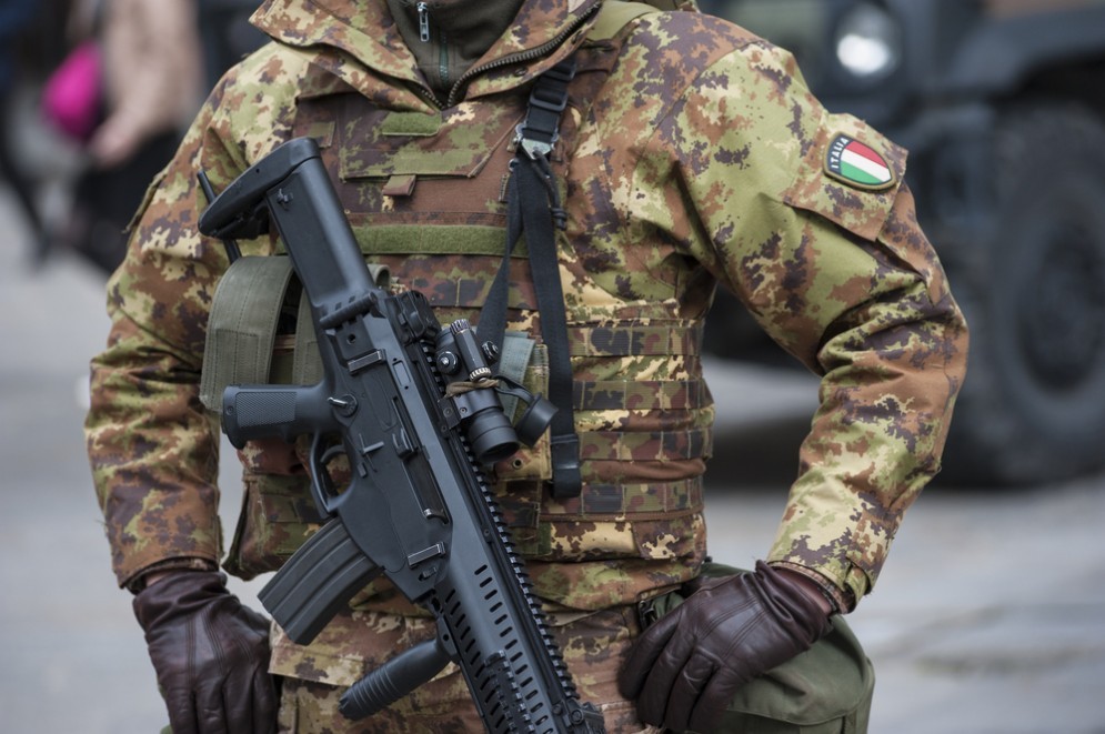 Militari sventano rapina a coppia a Termini