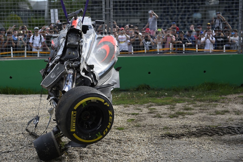 I rottami della McLaren di Alonso dopo l'incidente di Melbourne