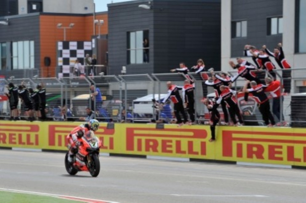 Chaz Davies festeggia la doppietta spagnola