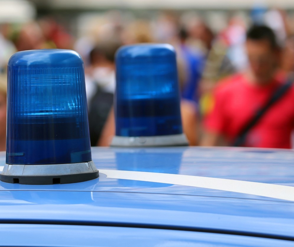 Giovane donna ritrovata senza vita nella sua auto
