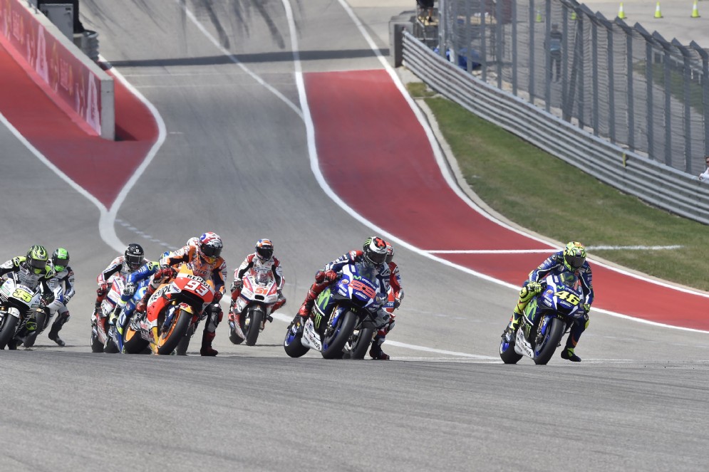 Rossi in testa alla partenza