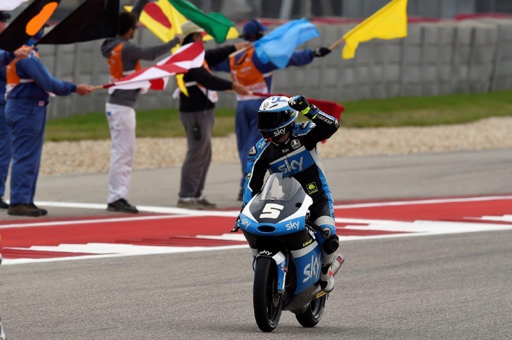 Fenati taglia il traguardo da vincitore