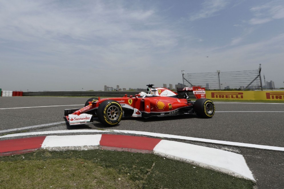 Sebastian Vettel in azione a Shanghai