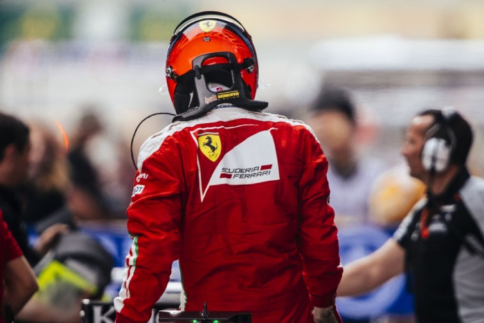Kimi Raikkonen in corsia box dopo le qualifiche