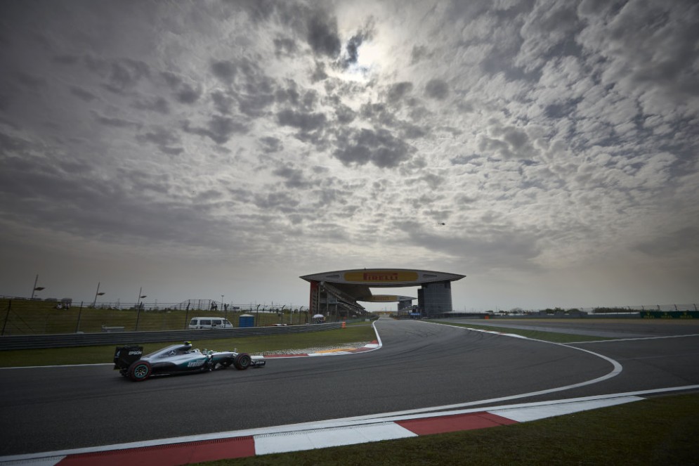 Il poleman Nico Rosberg in pista a Shanghai