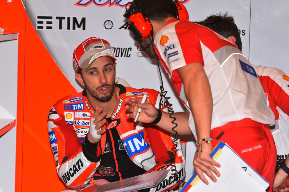 Andrea Dovizioso ai box Ducati