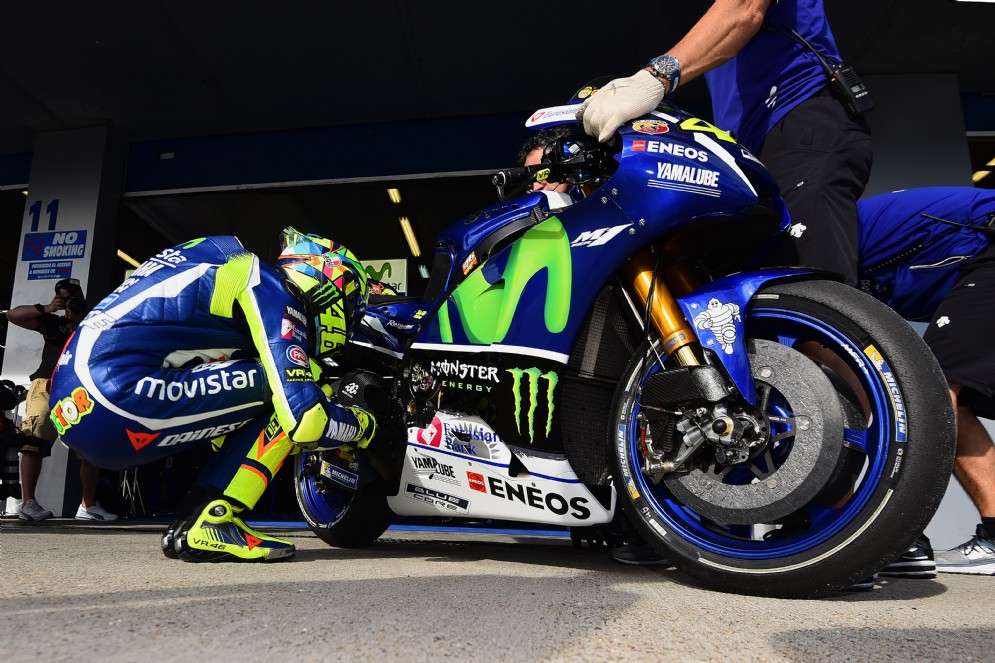 Rossi prima di salire sulla sua Yamaha M1