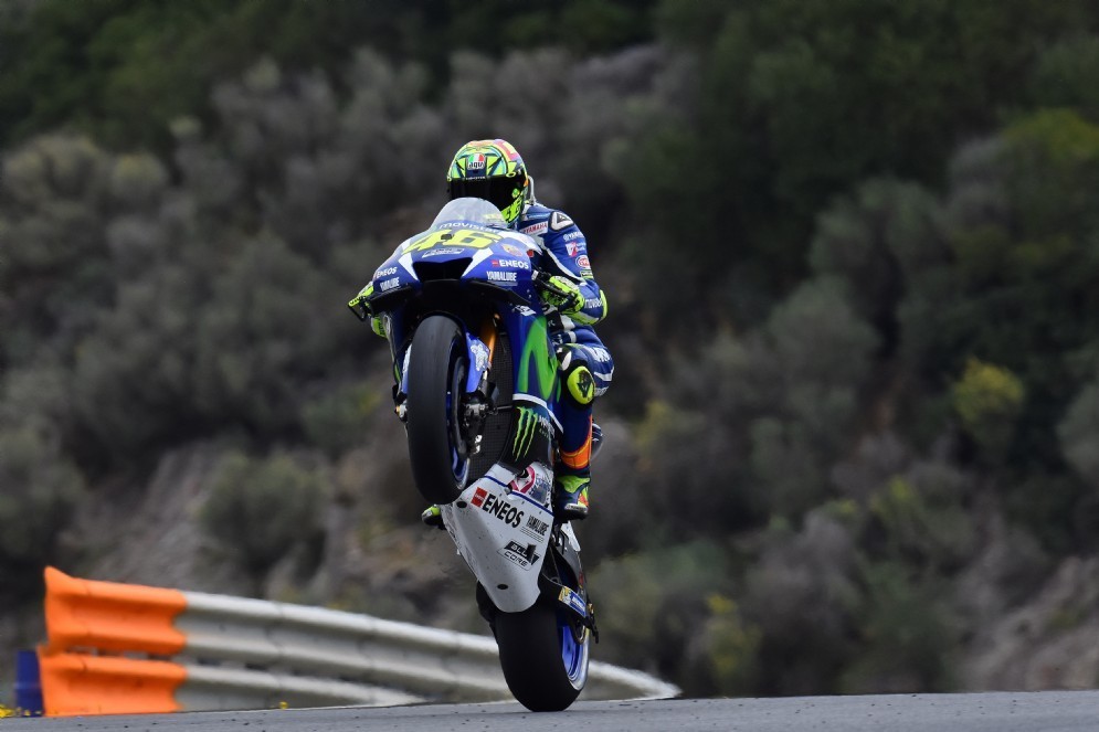 Valentino Rossi impenna sula pista di Jerez