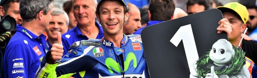 Valentino Rossi festeggia la pole position a Jerez